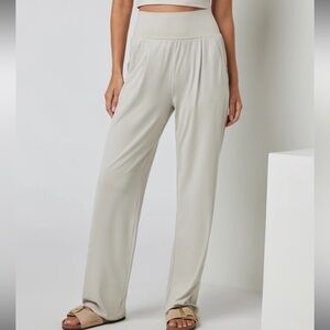 Brand new with tags Vuori Lux at ease joggers in Suede heather size small